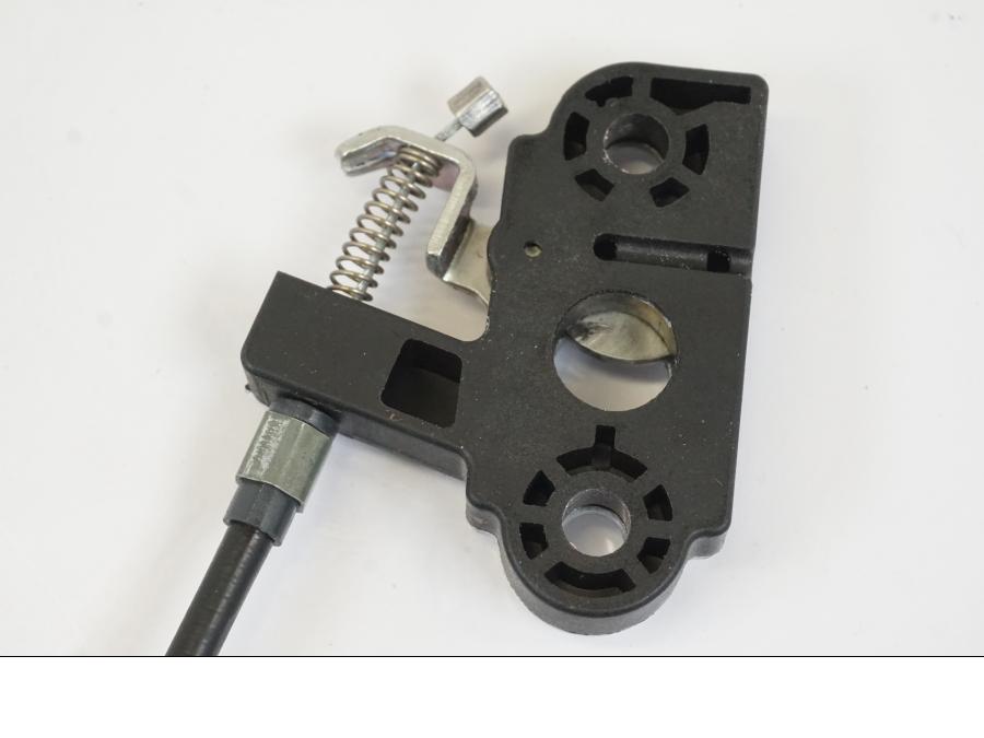 Vänster sida på Sadellåsmekanism från en Triumph Trident -2021 motorcykel.