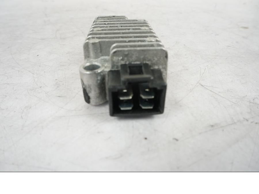 Snett uppifrån på Likriktare från en Yamaha MT 125 -2017 motorcykel.