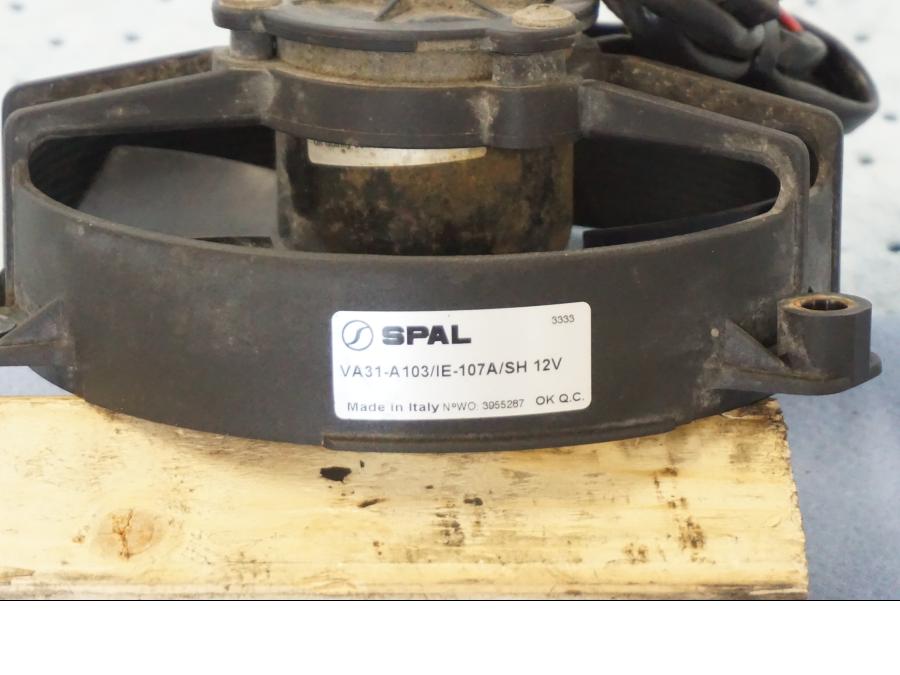 Snett nerifrån på Vattenkylfläkt från en Yamaha X-Max 250 -2016 scooter.