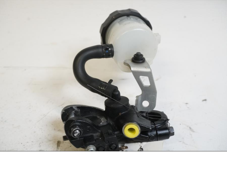 Baksidan på <p>Bromshuvudcylinder fram från Suzuki GSX-R 750 2015.</p>
<p>Saknas låsbygel till behållarlocket.</p> motorcykel.