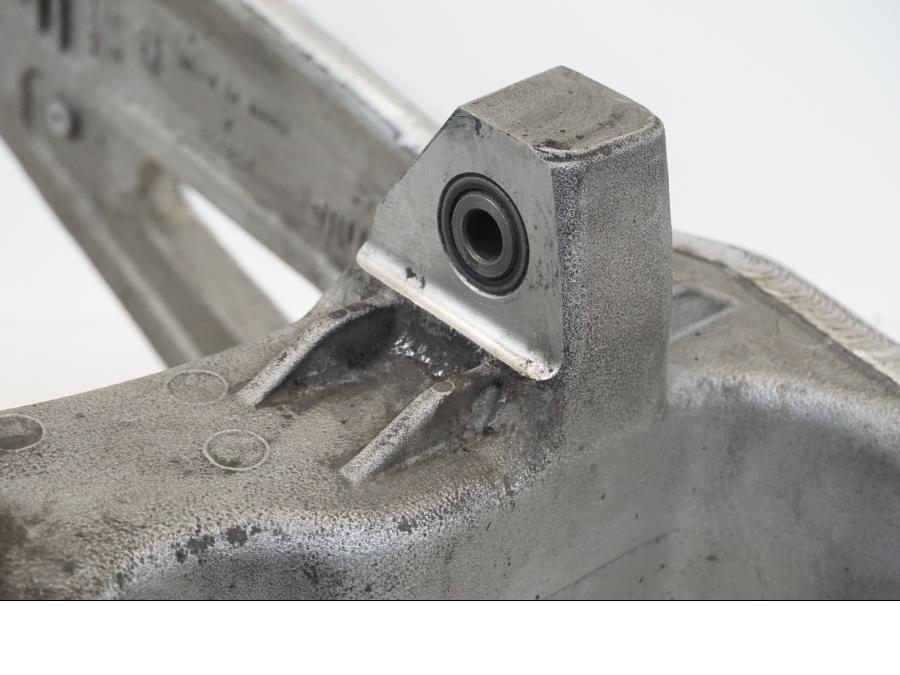 Extrabild6 på Sving från en Aprilia Tuono V4R -2011 motorcykel.