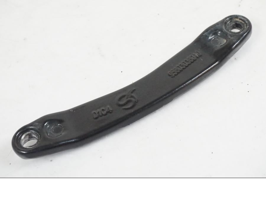 Höger sida på Fotpinnefäste inre från en KTM 390 Adventure -2021 motorcykel.