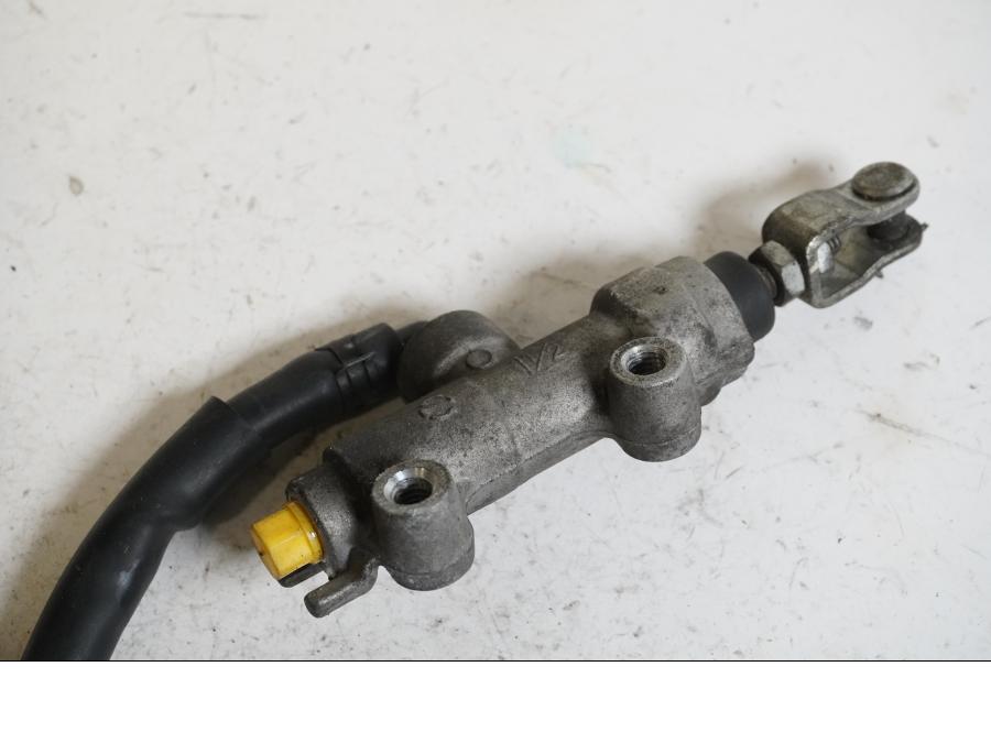 Vänster sida på <p>Bromshuvudcylinder bak från Kawasaki ER-6N ABS 2010.</p>
<p>Okej skick.</p> motorcykel.
