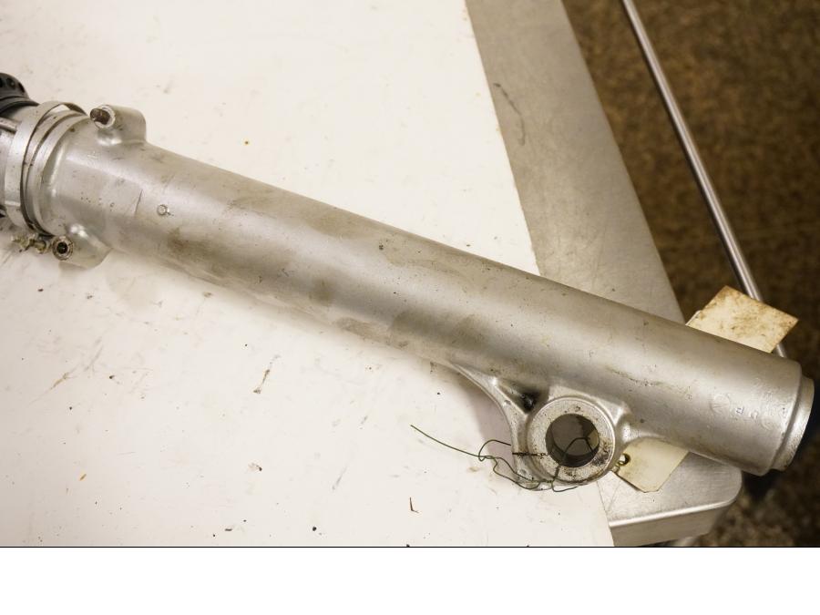 Snett uppifrån på Gaffelben från en Suzuki DR 750 S -1988 motorcykel.