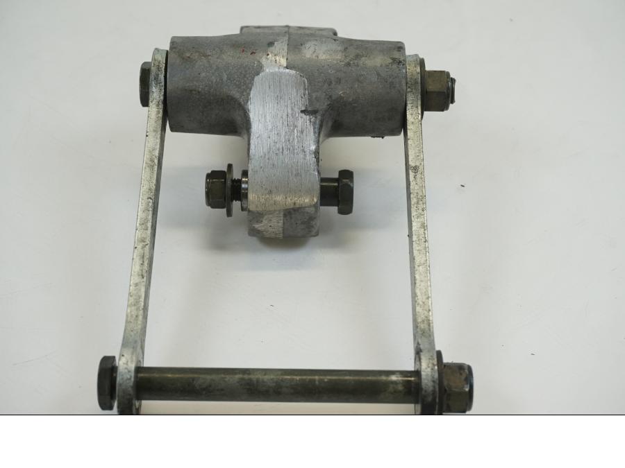 Vänster sida på Stötdämparlänkage från en Yamaha XVS 1100 -2003 motorcykel.