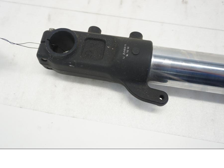 Vänster sida på Gaffelben från en KTM 690 SMCR -2016 motorcykel.