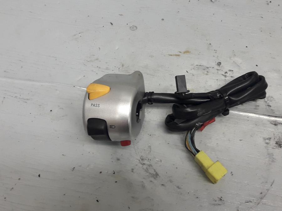 Baksidan på Styrelreglage från en Suzuki VL 800 -2009 motorcykel.