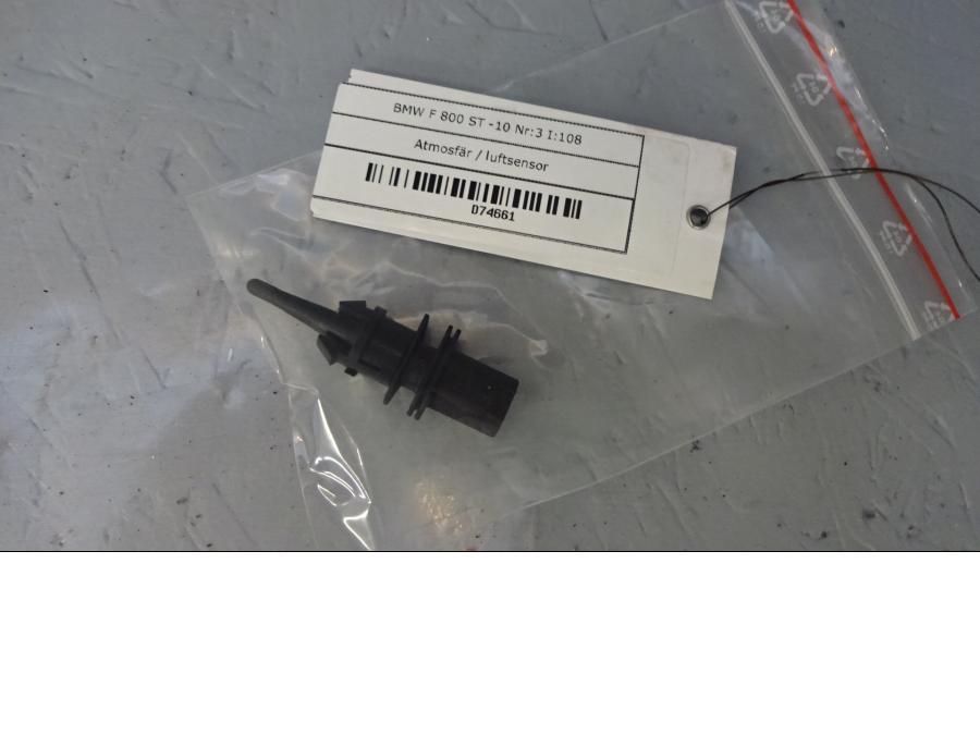 Framsidan på Atmosfär / luftsensor från en BMW F 800 ST -2010 motorcykel.