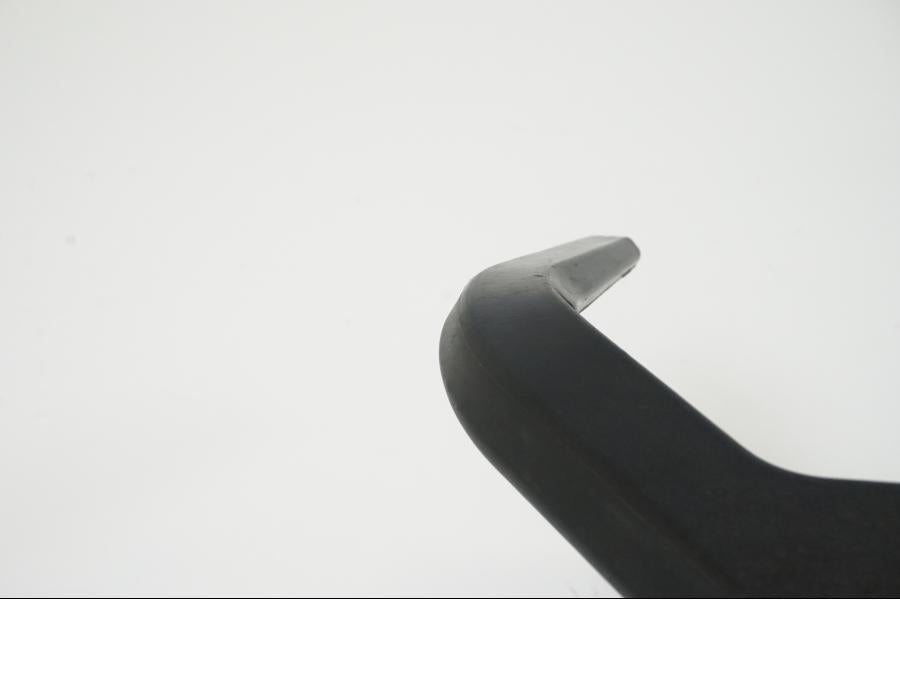 Snett nerifrån på Passagerarhandtag från en KTM 1190 Adventure -2013 motorcykel.