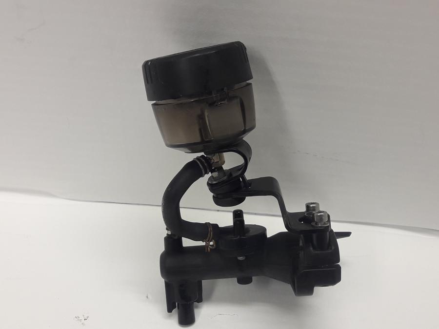 Baksidan på Bromshuvudcylinder från en BMW F 650 GS -2009 motorcykel.