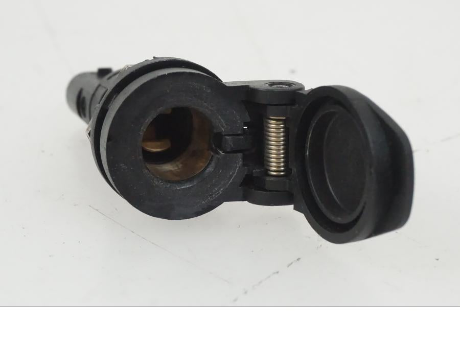 Höger sida på El uttag 12 V från en BMW R Ninet -2017 motorcykel.