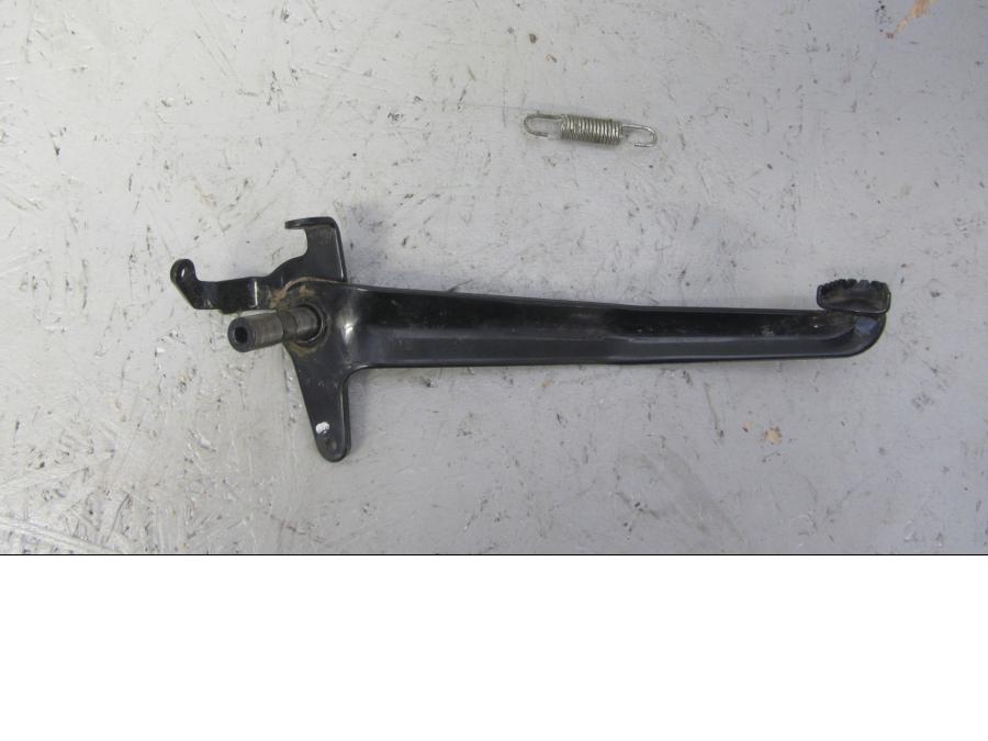 Baksidan på Bromspedal från en Suzuki LTA 750 XP E -2009 motorcykel.