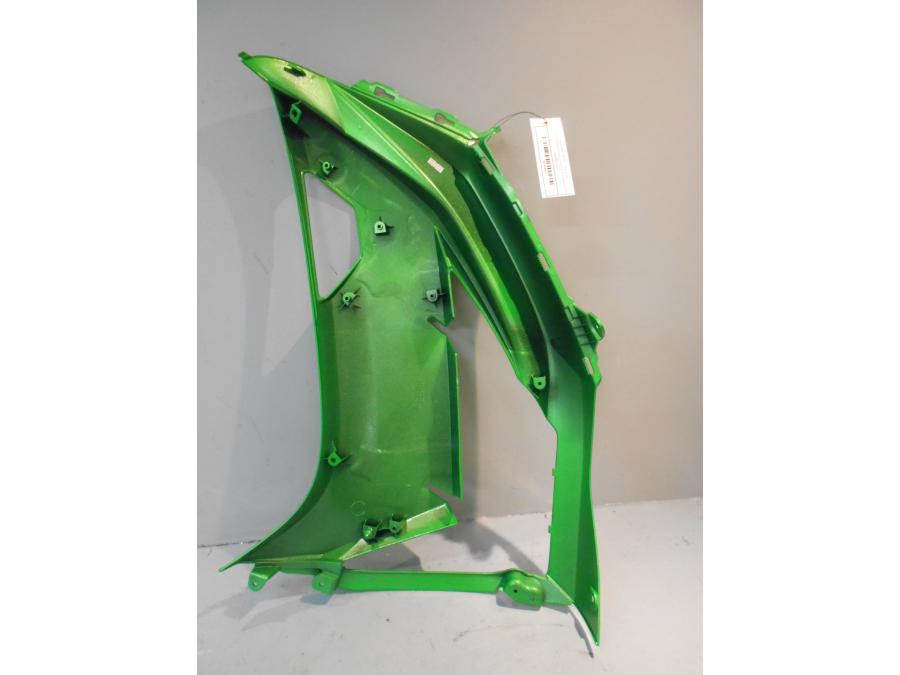 Snett nerifrån på Sidkåpa från en Kawasaki ER-6F -2012 motorcykel.