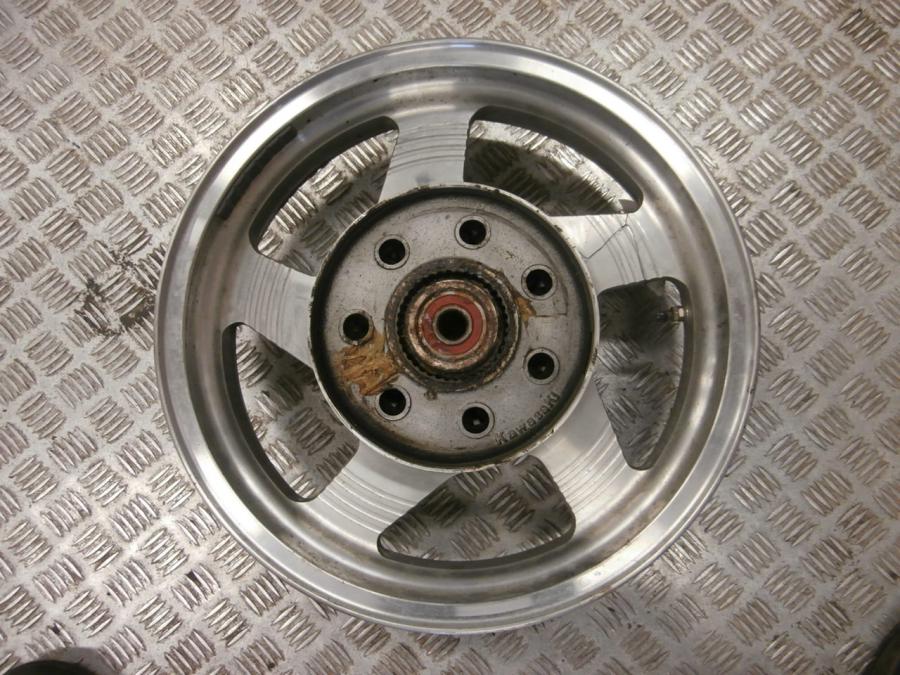 Baksidan på Fälg från en Kawasaki VN 1500 Classic Tourer -2000 motorcykel.