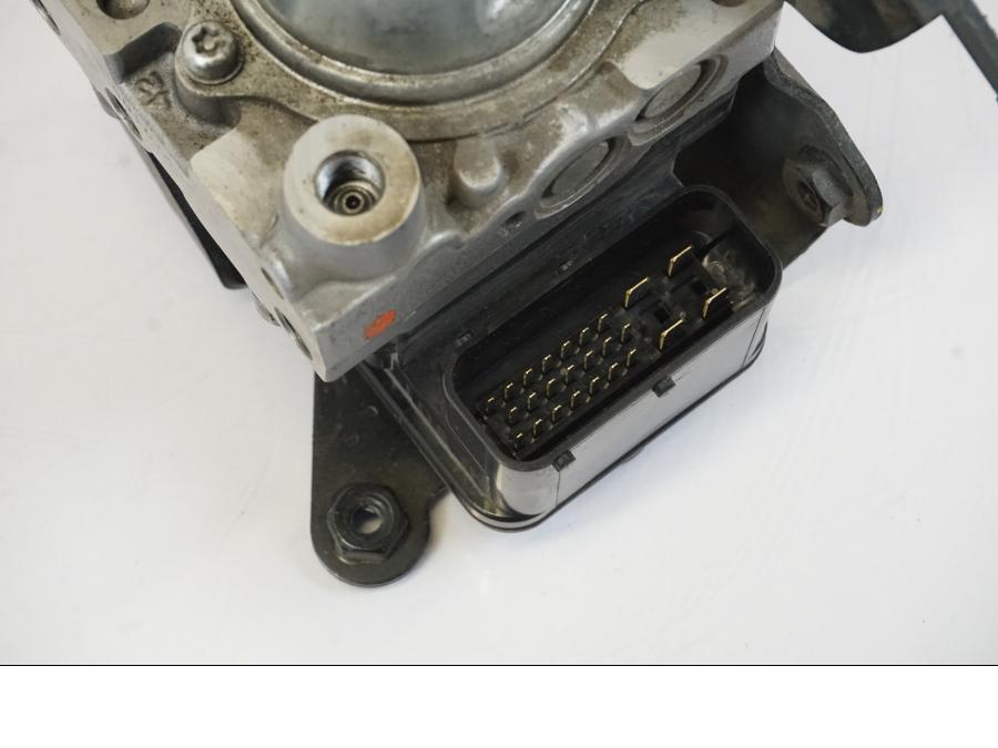 Snett nerifrån på ABS Modulator från en Honda NT 700 -2008 motorcykel.