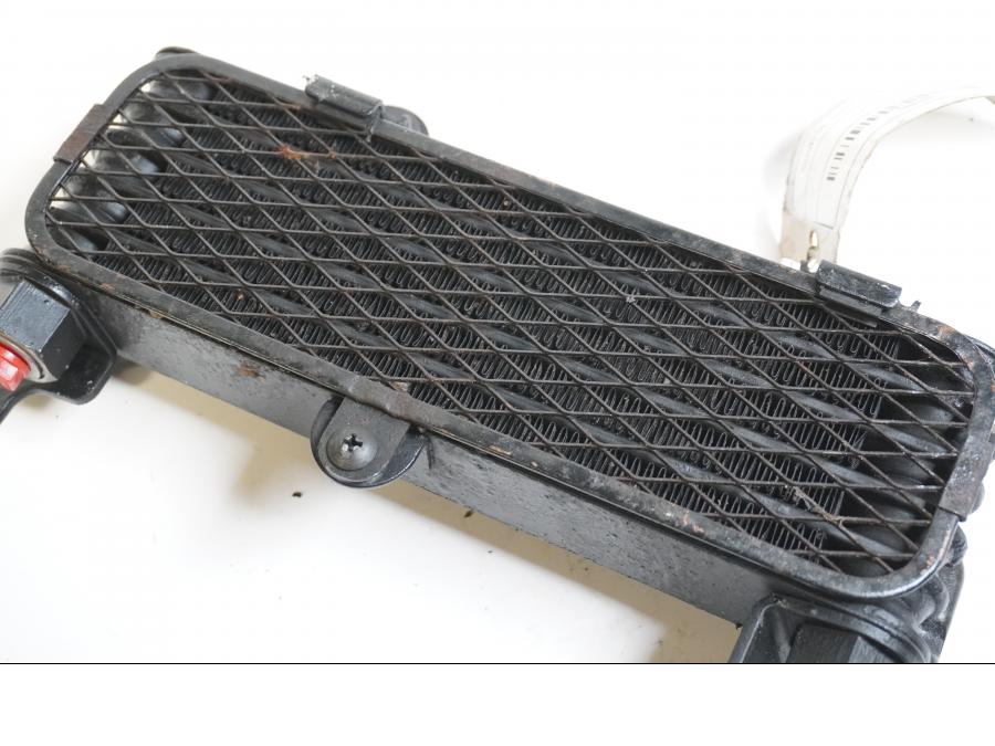 Snett uppifrån på Oljekyl från en Suzuki DL 1000 -2003 motorcykel.