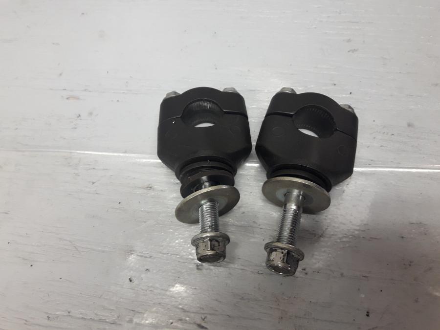 Baksidan på Styrfäste från en Suzuki DL 1000 -2018 motorcykel.