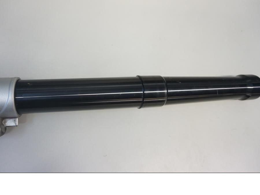 Snett uppifrån på Gaffelben från en BMW R 1200 GSA -2011 motorcykel.