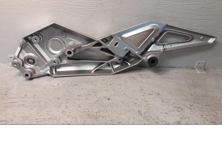 Baksidan på Fotpinnefäste från en Honda ADV 750 -2017 motorcykel.