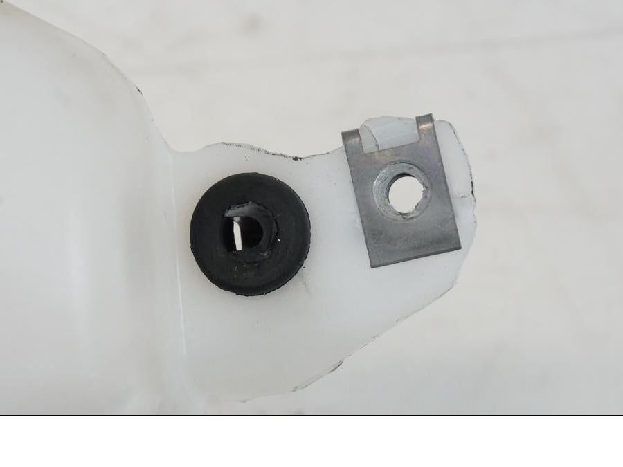 Snett uppifrån på Vattenexpansionskärl från en Triumph Speed Triple -2021 motorcykel.