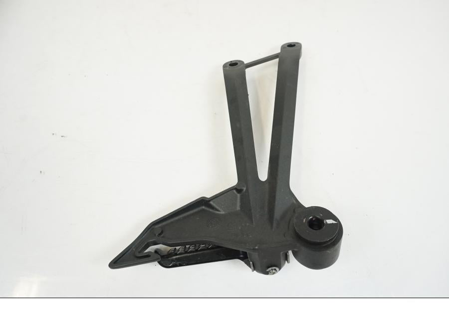 Vänster sida på Fotpinnefäste från en Kawasaki Z 1000 -2017 motorcykel.