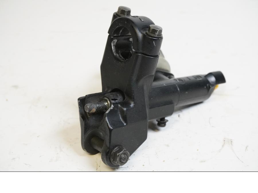 Höger sida på Kopplingshuvudcylinder från en Suzuki SV 1000 -2005 motorcykel.