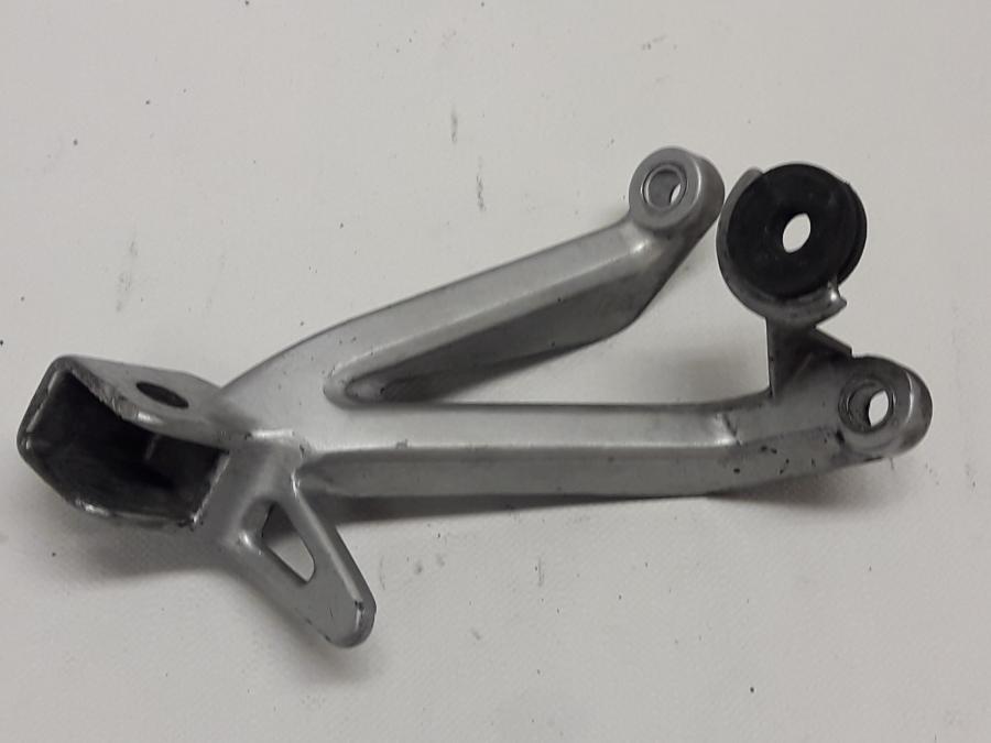 Framsidan på Fotpinnefäste från en Suzuki GSX-R 600 -1998 motorcykel.