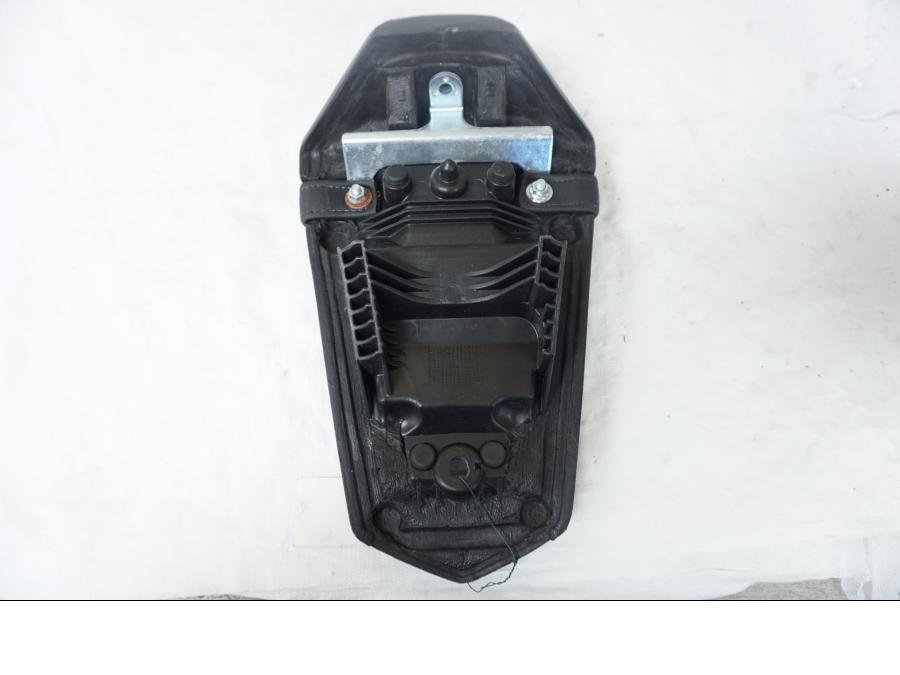 Snett uppifrån på Sadel från en Yamaha YZF-R 125 -2009 motorcykel.