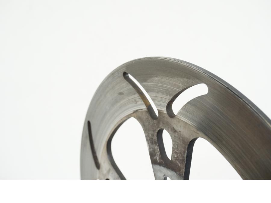 Höger sida på Bromsskiva från en Suzuki VL 1500 -1999 motorcykel.