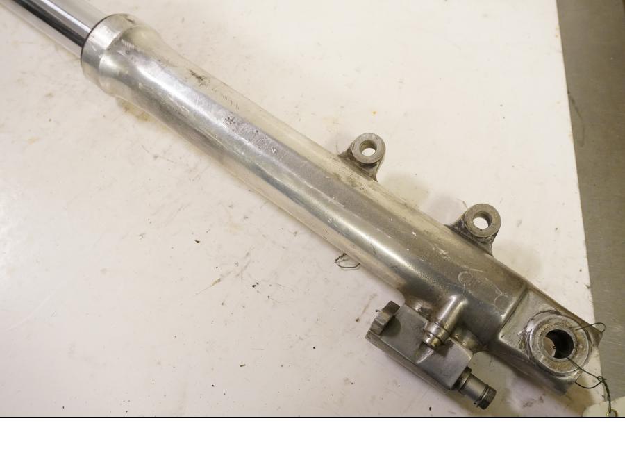 Vänster sida på Gaffelben från en Yamaha RD 500 -1985 motorcykel.