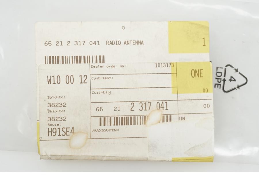 Snett nerifrån på Radioantenn från en BMW R 1200 RT -2009 motorcykel.