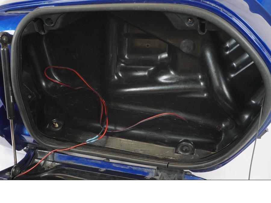 Extrabild6 på <p>Sidoväska höger från Honda GL 1800 A 2001.</p>
<p>Låsmekanismen är sönder går ej att "låsa"</p>
<p>Locket åker upp så fort du stänger.</p>
<p>Repor finns samt att det saknas en del av kromlisten se bilder. Blinkers. Okej skick.</p> motorcykel.