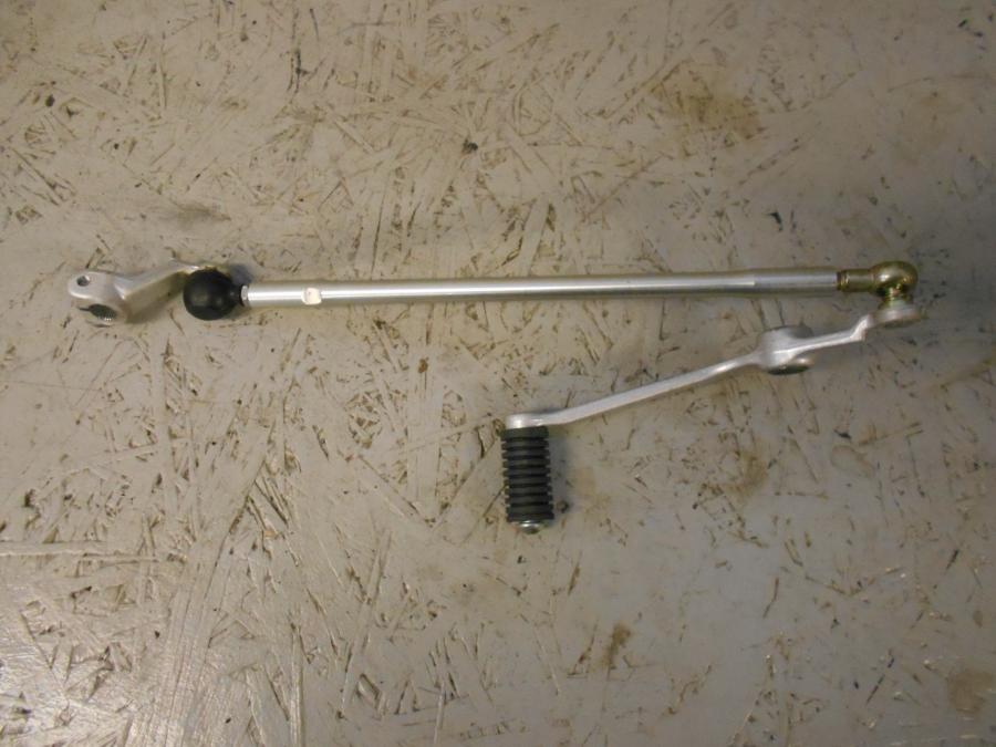 Baksidan på Växelpedal från en Yamaha YZF R6 -1999 motorcykel.