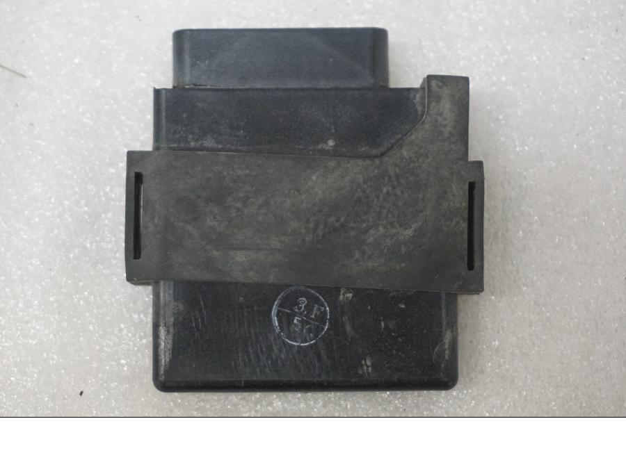 Baksidan på CDI / ECU från en Suzuki VL 800 -2004 motorcykel.