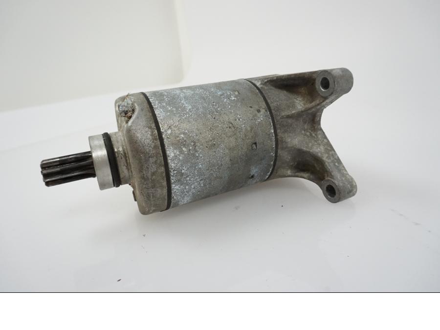 Snett nerifrån på Startmotor från en Yamaha FZ 750 -1989 motorcykel.