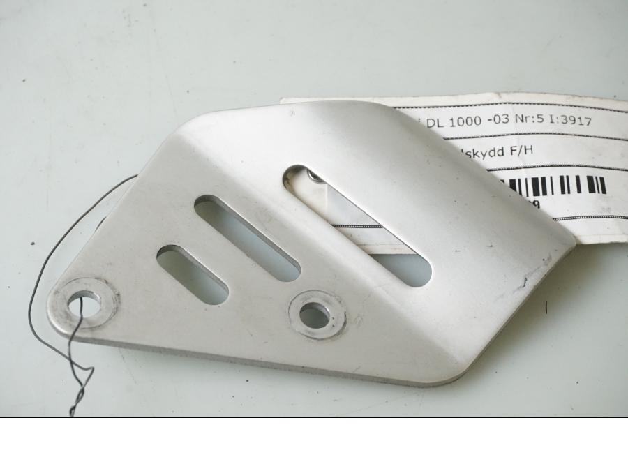 Höger sida på Fotpinnehälskydd från en Suzuki DL 1000 -2003 motorcykel.