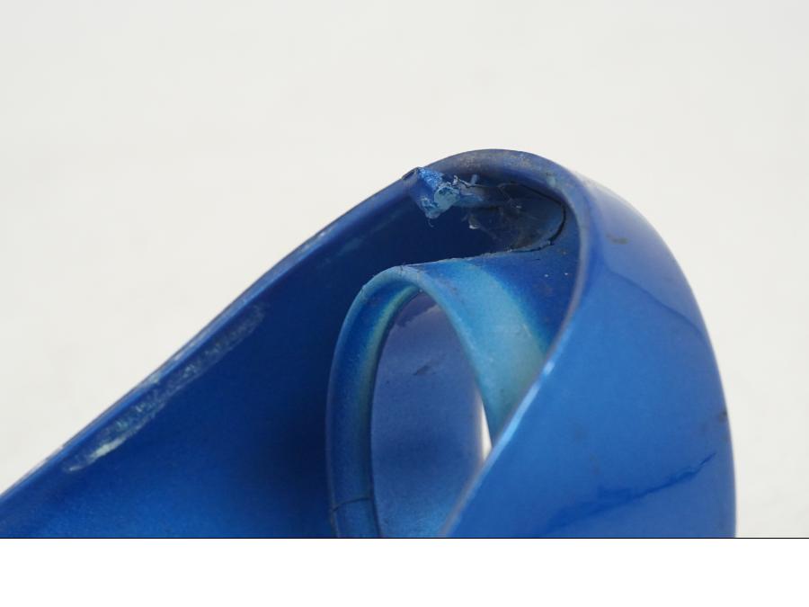 Snett nerifrån på Luftintag från en Triumph TT 600 -2002 motorcykel.