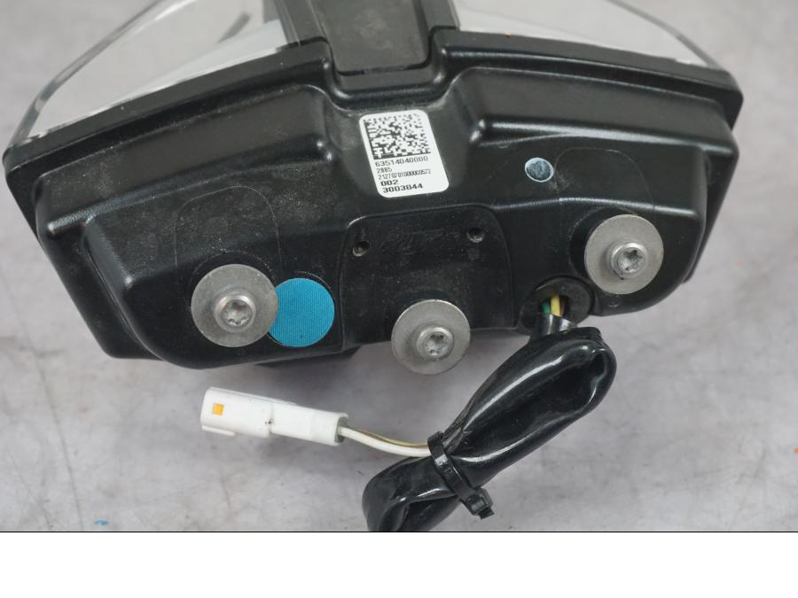 Vänster sida på Baklampa från en KTM 1290 Super Adventure S -2022 motorcykel.