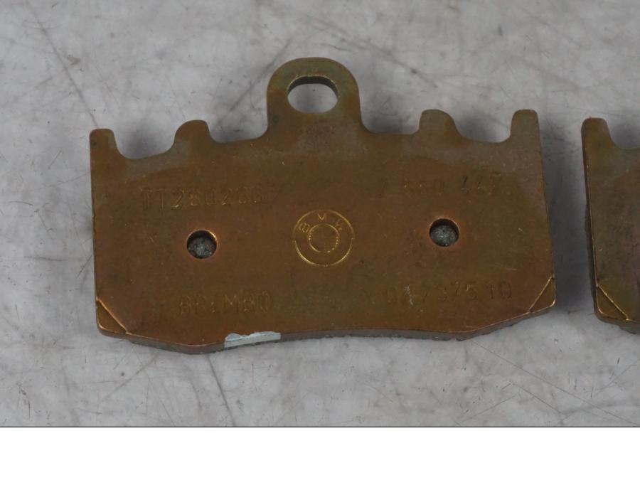 Snett nerifrån på Bromsbelägg från en BMW R 1150 GS/A -2002 motorcykel.