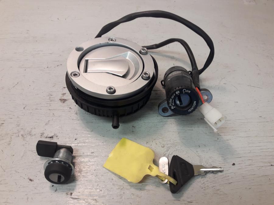 Framsidan på Låssats från en Aprilia RS 125 -2017 motorcykel.