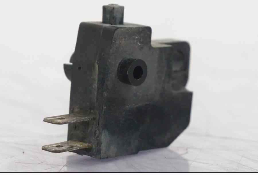 Snett nerifrÄn pÄ Bromsljuskontakt frÄn en Suzuki GSF 1250 -2010 motorcykel.