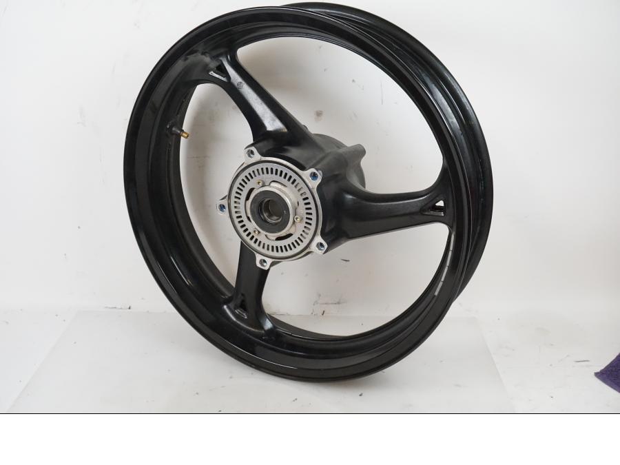 Snett uppifrån på Fälg från en Suzuki GSX 1300 R -2017 motorcykel.