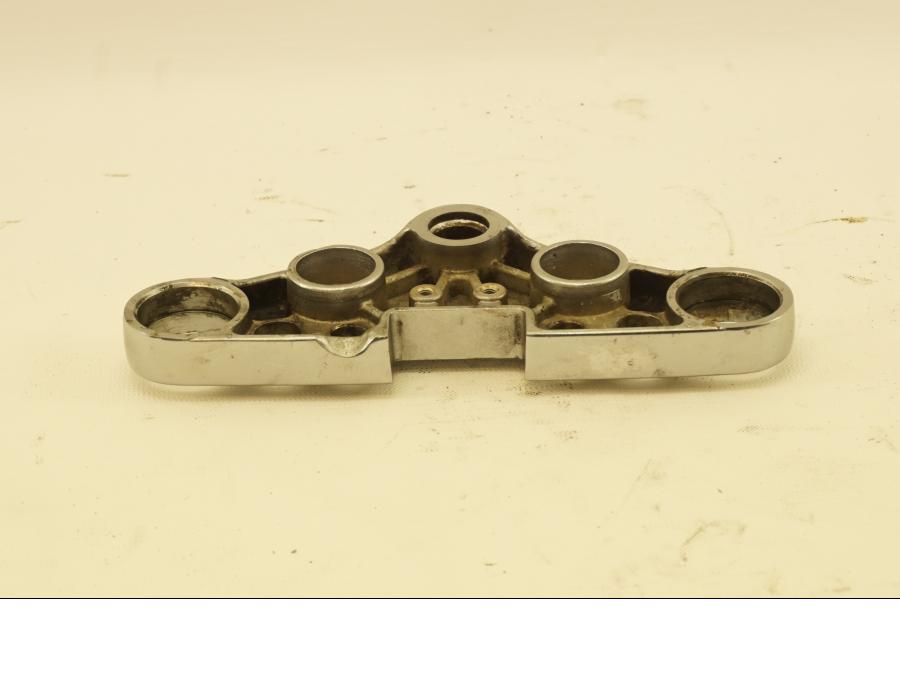 Baksidan på Gaffelkrona från en Suzuki VS 1400 -2001 motorcykel.