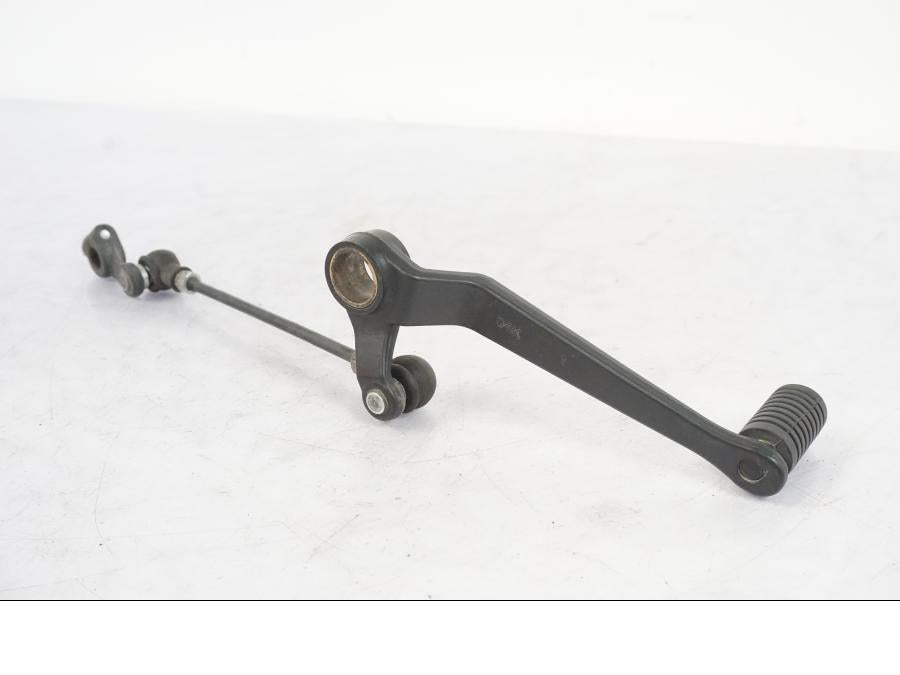 Snett uppifrån på Växelpedal från en Suzuki GSX-S 1000 -2017 motorcykel.