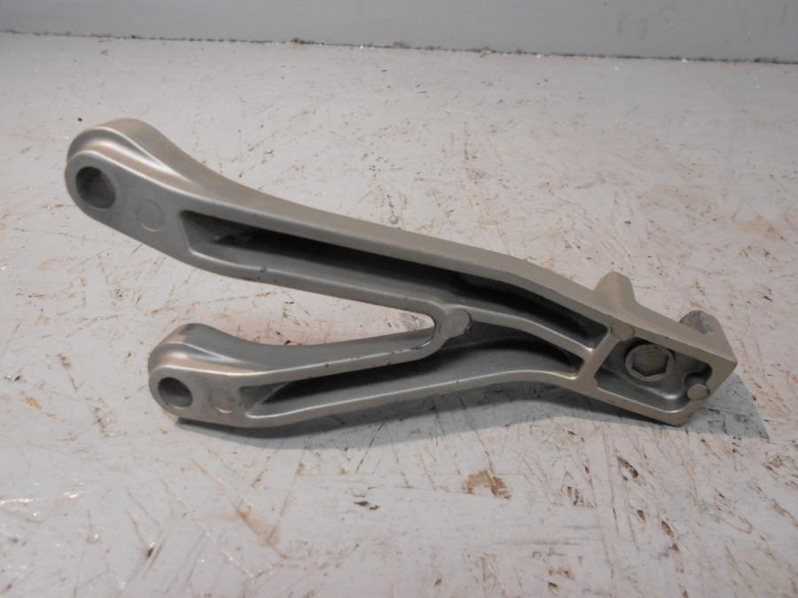 Baksidan på Fotpinnefäste från en Kawasaki ZX-9R -2002 motorcykel.