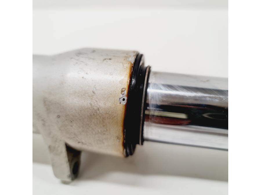 Höger sida på Gaffelben från en Suzuki GSX 1100 F -1990 motorcykel.