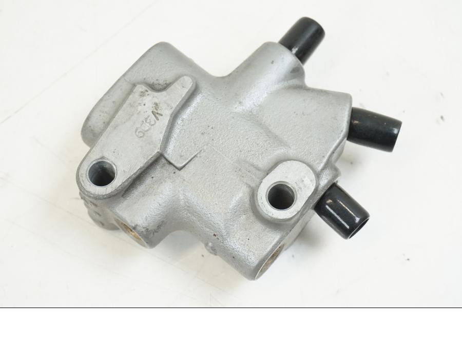 Vänster sida på Bromsfördelare från en Honda VFR 800 -2003 motorcykel.