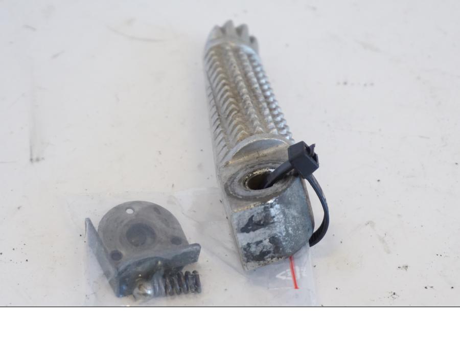 Vänster sida på Fotpinne från en Yamaha YZF 1000 R -1997 motorcykel.