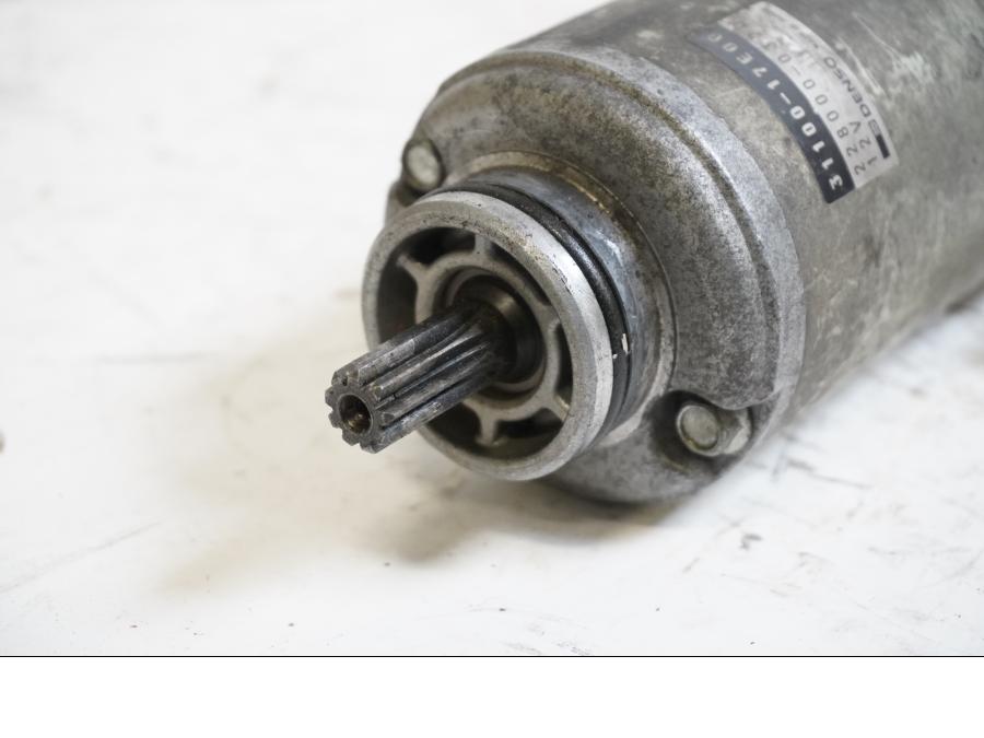 Baksidan på Startmotor från en Suzuki GSX-R 750 -1992 motorcykel.