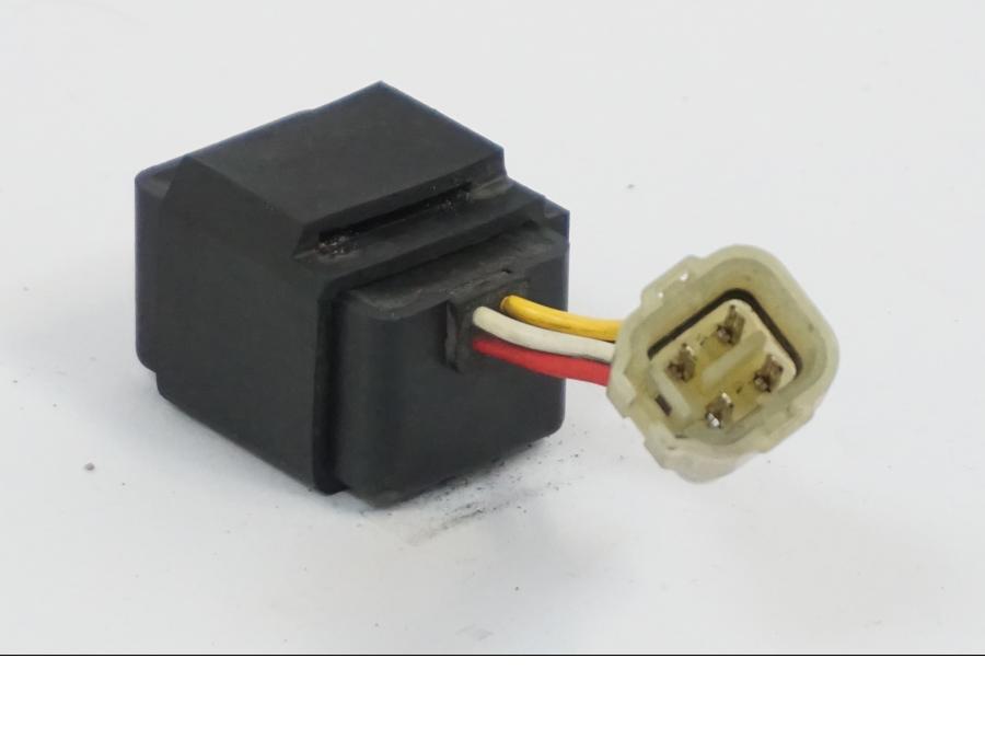 Snett nerifrån på Bensinpumpsrelä från en Kawasaki VN 1500 -2002 motorcykel.